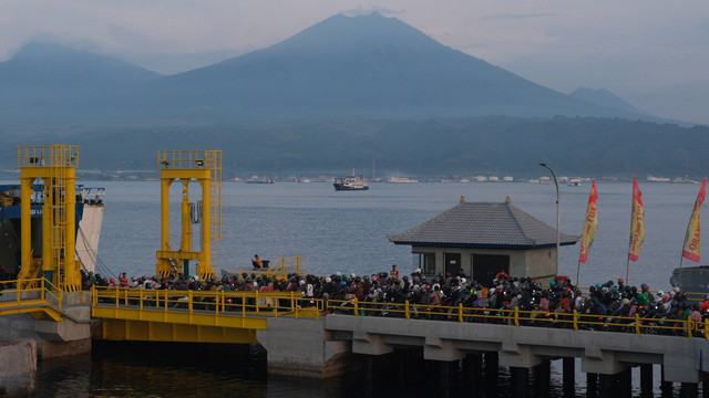 Pemudik bersepeda motor antre memasuki kapal pada H-5 Idul Fitri 1445 H di Pelabuhan Gilimanuk, Jembrana, Bali, Jumat (5/4/2024). Foto: ANTARA FOTO/Nyoman Hendra Wibowo