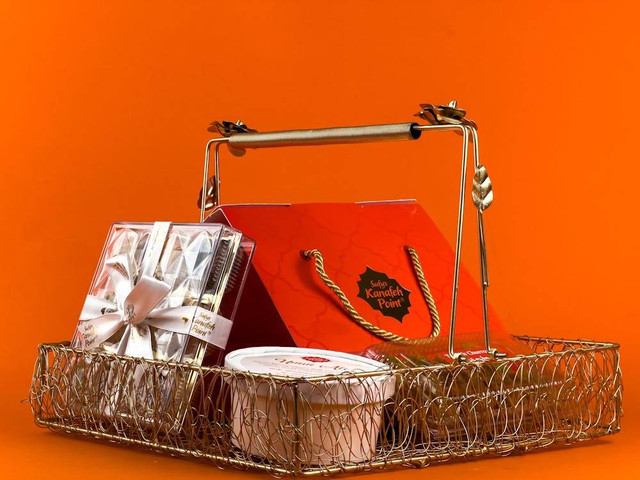 Ilustrasi contoh hampers sederhana - Sumber: pexels.com/@yahya-gopalani