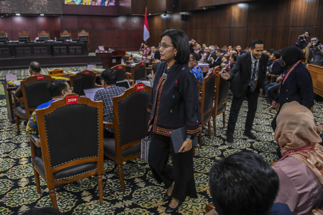 Menteri Keuangan Sri Mulyani (kiri) bersiap mengikuti sidang lanjutan sengketa hasil Pilpres 2024 di Mahkamah Konstitusi, Jakarta, Jumat (5/4/2024). Foto: ANTARA FOTO/Galih Pradipta