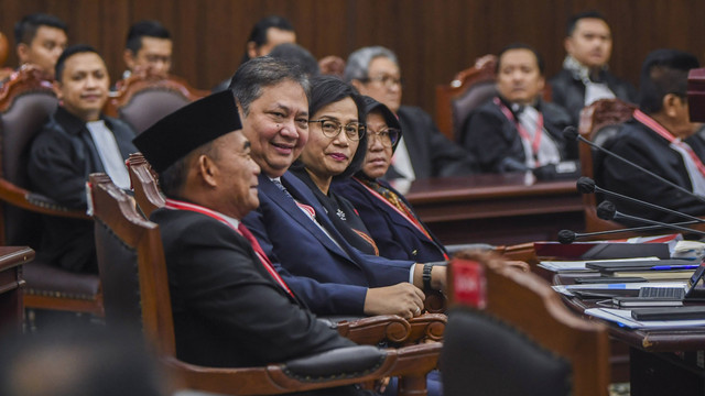 Menko PMK Muhadjir Effendy (kiri), Menko Perekonomian Airlangga Hartarto (kedua kiri), Menteri Keuangan Sri Mulyani (kedua kanan), Menteri Sosial Tri Rismaharini (kanan) bersiap mengikuti sidang lanjutan sengketa hasil Pilpres 2024 di MK. Foto: ANTARA FOTO/Galih Pradipta