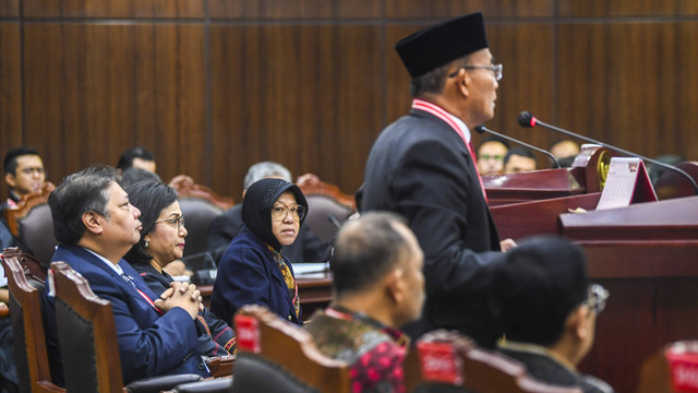 Menko Perekonomian Airlangga Hartarto (kiri), Menteri Keuangan Sri Mulyani (kedua kiri), Menteri Sosial Tri Rismaharini (kedua kanan) mendengarkan keterangan Menko PMK Muhadjir Effendy saat mengikuti sidang lanjutan sengketa hasil Pilpres 2024 di MK. Foto: ANTARA FOTO/Galih Pradipta