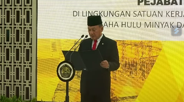 Menteri ESDM Arifin Tasrif melantik Wakil Kepala SKK Migas Shinta Damayanti di Kantor Kementerian ESDM di Jakarta pada Jumat (5/4/2024). Foto: Dok. YouTube Kementerian ESDM