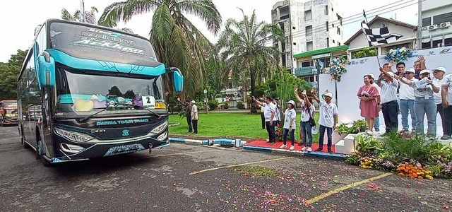 pelepasan mudik gratis bersama PTPN I Regional 5 dan Regional 4, yang digelar di halaman Kantor PTPN I Regional 4, Jumat (5/4). Foto: Masruroh/Basra