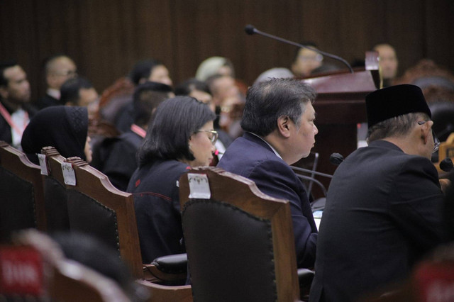 Menko Perekonomian Airlangga Hartarto (kedua kiri), Menteri Keuangan Sri Mulyani (kedua kanan), mengikuti sidang lanjutan sengketa hasil Pilpres 2024 di MK. Foto: Jamal Ramadhan/kumparan