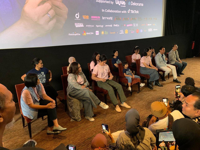 Konferensi pers dan press screening film Dua Hati Biru di XXI Epicentrum, Jakarta Selatan, Jumat (5/4/2024).  Foto: Vincentius Mario/kumparan