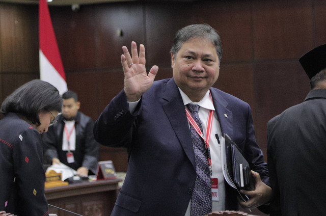 Menko Perekonomian Airlangga Hartarto usai mengikuti sidang lanjutan sengketa hasil Pilpres 2024 di Mahkamah Konstitusi, Jakarta, Jumat (5/4/2024). Foto: Jamal Ramadhan/kumparan