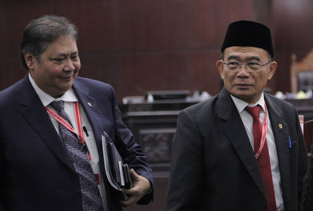Menko PMK Muhadjir Effendy (kanan) bersama Menko Perekonomian Airlangga Hartarto usai mengikuti sidang lanjutan sengketa hasil Pilpres 2024 di Mahkamah Konstitusi, Jakarta, Jumat (5/4/2024). Foto: Jamal Ramadhan/kumparan