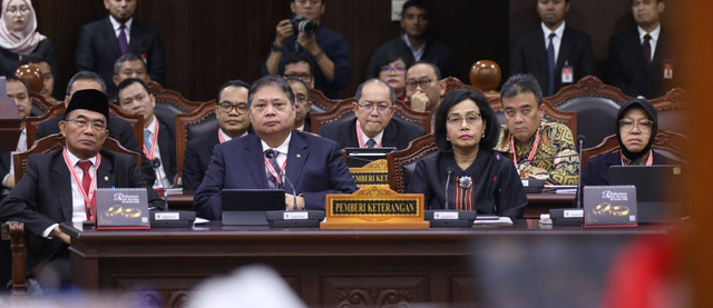 Empat menteri menjadi Pemberi Keterangan Lain yang diperlukan Mahkamah Konstitusi (MK) dalam sidang penyelesaian Perselisihan Hasil Pemilihan Umum Presiden dan Wakil Presiden (PHPU Presiden) Tahun 2024 pada Jumat (5/4/2024). Foto: Dok. Humas MK