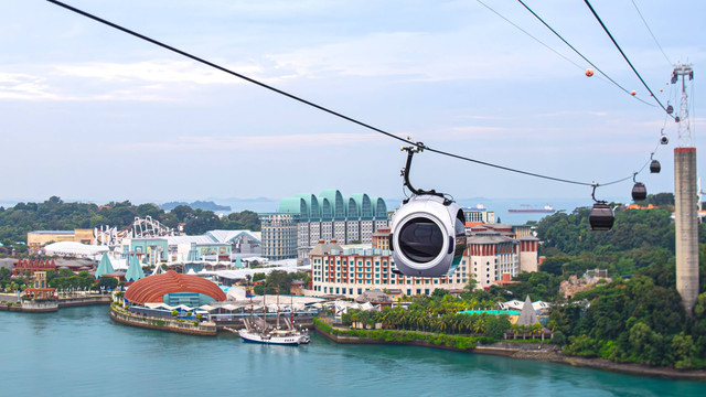 Kabin kereta gantung atau cable car bulat pertama di dunia dengan finishing chrome hadir di Singapura.
 Foto: Dok. Mount Faber Leisure Group