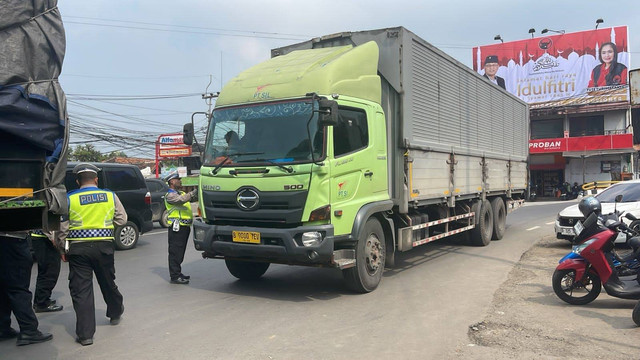 Polisi saat menindak truk sumbu tiga yang masih beroperasi di Jabar pada Jumat (5/4/2024). Foto: Dok. Istimewa