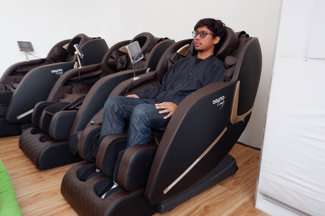 Fasilitas kursi pijat di Serambi MyPertamina di KM 57. Foto: Aditya Pratama Niagara/kumparan