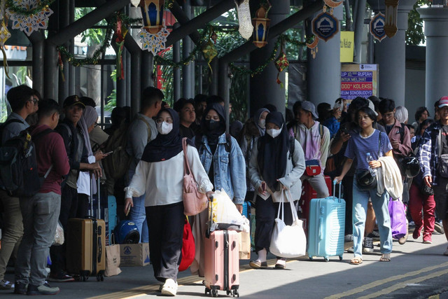 Sejumlah penumpang menunggu kedatangan kereta api di Stasiun Surabaya Gubeng, Surabaya, Jawa Timur, Jumat (5/4/2024). Foto: Didik Suhartono/ANTARA FOTO