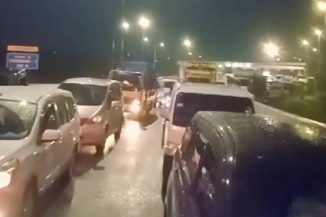 Macet di Tol Cigombong, Jumat (5/4/2024). Foto: Fathur Al Baskhori/kumparan