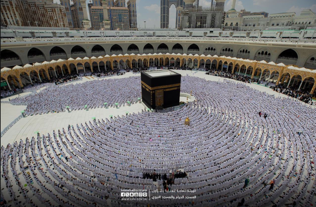 Salat Jumat di area Ka'bah (mataf) di Masjidil Haram, Makkah, pada 26 Ramadan 1445 H/5 April 2024. Foto: Dok. gph.gov.sa