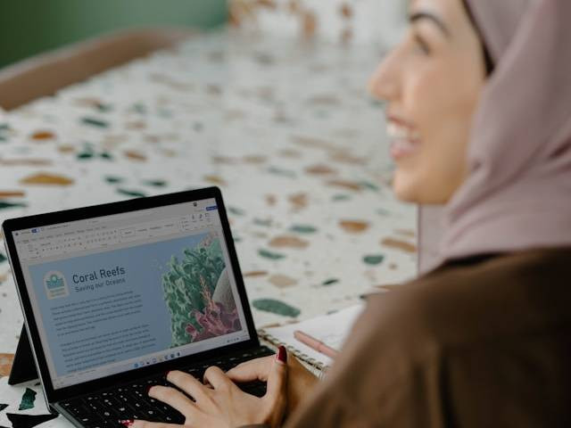 Ilustrasi contoh kata populer dalam teks editorial. Sumber: unsplash.com/Windows.
