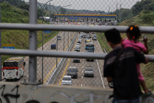 Kendaraan roda empat melaju di Jalan Tol Semarang-Batang via Gerbang Tol (GT) Kalikangkung, Semarang, Jawa Tengah, Jumat (5/4/2024). Foto: Makna Zaezar/ANTARA FOTO