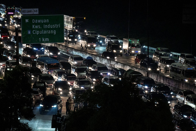 Sejumlah kendaraan pemudik terjebak kemacetan saat memasuki Gerbang Tol Cikampek Utama menuju arah Tol Cipali di Karawang, Jawa Barat, Jumat (5/4/2024). Foto: Aprilio Akbar/ANTARA FOTO