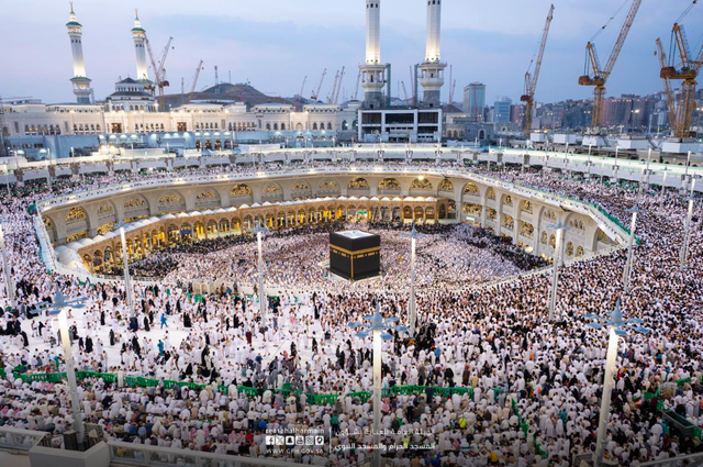 Jemaah memenuhi Masjidil Haram untuk burburu Lailatul Qadar pada malam 27 Ramadan 1445 H/2024 Foto: Dok. gph.gov.sa