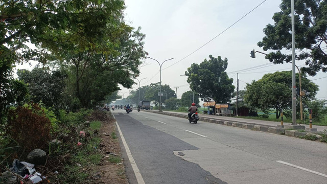 Jalur mudik pantura di Tanjungpura, Karawang, terpantau sepi pada Sabtu (6/4/2024) pagi. Foto: Agaton/kumparan