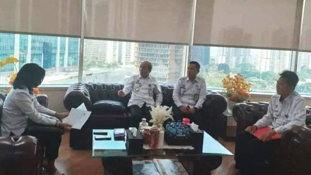 Divisi Keimigrasian Kemenkumham Sulawesi Utara, saat melakukan konsultasi dengan Felucia Sengky Ratna, Direktur Lalu Lintas Keimigrasian (Dirlantaskim).