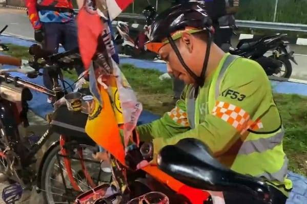 Pemudik menggunakan sepeda saat melintasi Jalan Raya Kalimalang Bekasi, menuju kampung halaman. Foto: Dok. Istimewa
