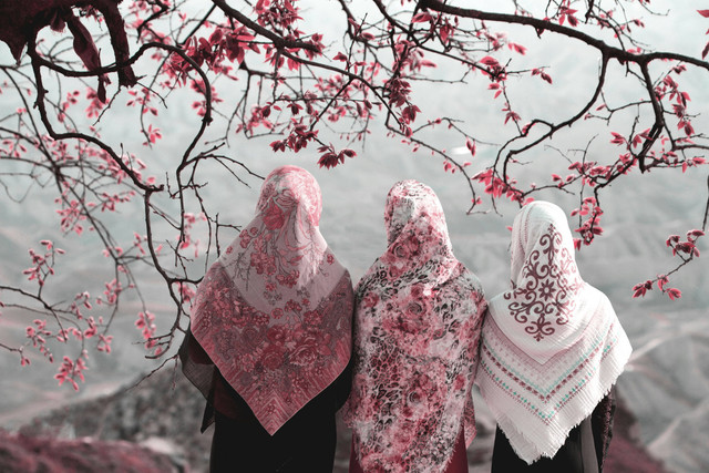 Ilustrasi apakah sepupu laki-laki boleh melihat rambut kita? Unsplash/Hasan Almasi