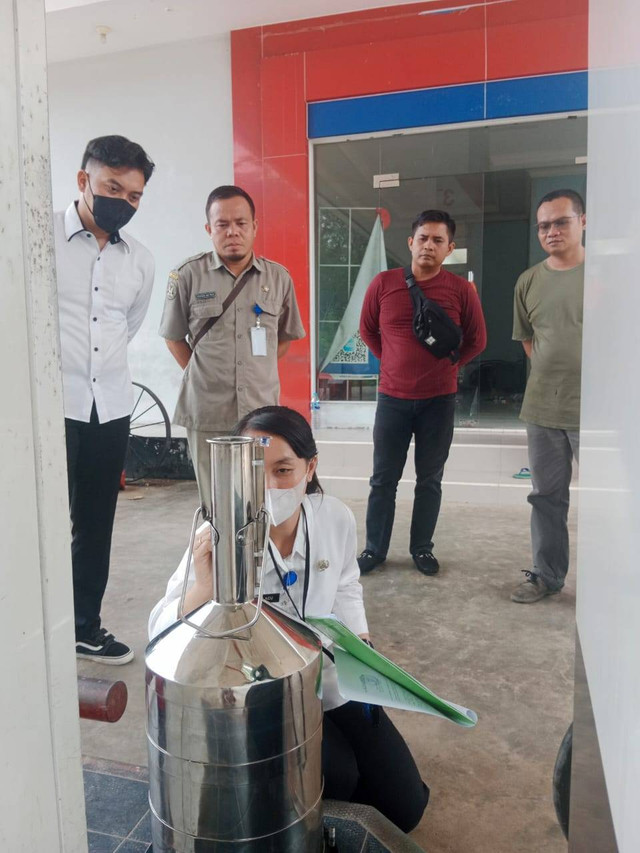 Unit Tipiter Satreskrim Polres Sekadau bersama UPTD Metrologi Legal Kabupaten Sekadau melakukan pengecekan di SPBU. Foto: Dok. Polres Sekadau