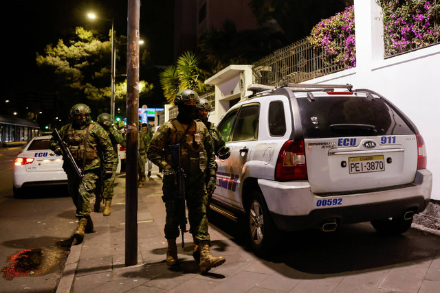 Anggota militer berjalan di luar kedutaan Meksiko tempat mereka memindahkan paksa mantan Wakil Presiden Ekuador Jorge Glas di Quito, Ekuador 5 April 2024. Foto: REUTERS/Karen Toro
