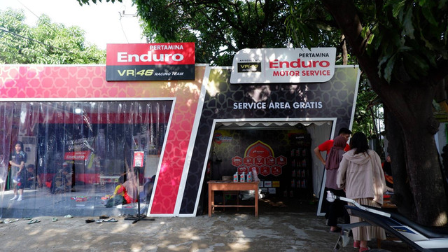 Posko Lesehan Enduro sebagai rest area bagi pemudik motor. Foto: Aditya Pratama Niagara/kumparan