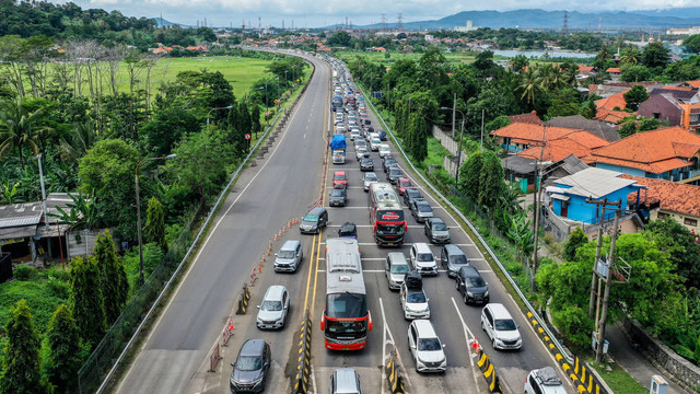 Sejumlah kendaraan terjebak kemacetan saat akan keluar dari Gerbang Tol Merak, Cilegon, Banten, Sabtu (6/4/2024). Foto: ANTARA FOTO/ Rivan Awal Lingga