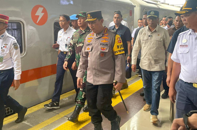 Kapolri Jenderal Listyo Sigit Prabowo, Panglima Jenderal TNI Agus Subiyanto, Menhub Budi Karya Sumadi meninjau Stasiun Pasar Senen di masa mudik Lebaran 2024, Sabtu (6/4/2024). Foto: Thomas Bosco/kumparan