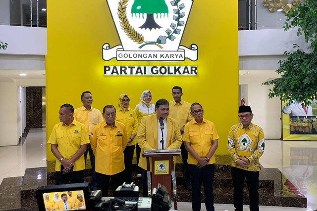 Preskon Ketum Golkar Airlangga Hartarto usai lakukan pengarahan kepada seluruh calon kepala daerah di pilkada 2024, Sabtu (6/4/2024). Foto: Paulina Herasmaranindar/kumparan
