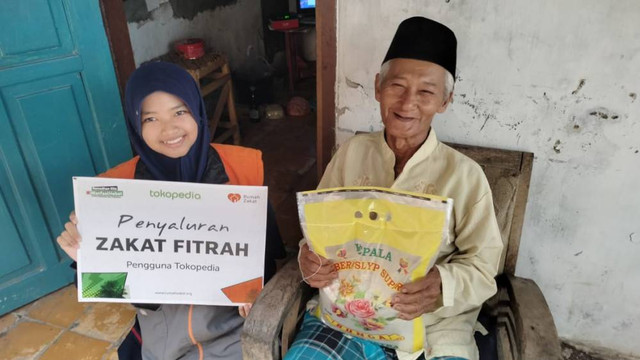 Penyaluran zakat fitrah kepada warga di Desa Tegalurung, Kecamatan Balongan, Kabupaten Indramayu. Foto: dok.Relawan Inspirasi