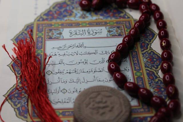 Ilustrasi tulisan Arab barakallah fii umrik wa hayatik fii dunya wal akhirah. Sumber: pexels.com