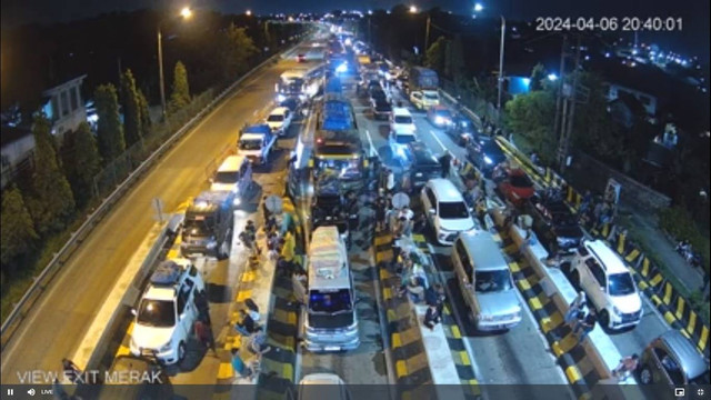 Kepadatan lalu lintas di Exit Tol Merak, Banten, Sabtu (6/4/2024). Foto: Dok. Astra Infra Toll