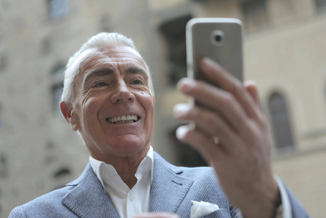 Ilustrasi cara video call di grup wa - Sumber: pexels.com/@olly/