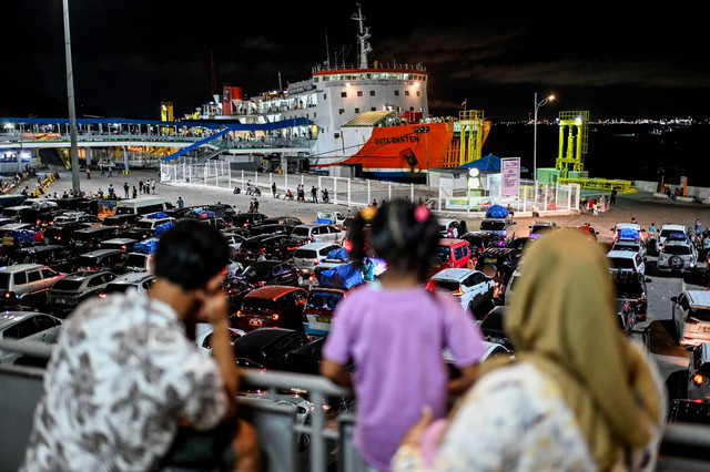Pemudik pejalan kaki menunggu antrean masuk ke dalam kapal di Pelabuhan Merak, Cilegon, Banten, Sabtu (6/4/2024). Foto: Rivan Awal Lingga/ANTARA FOTO