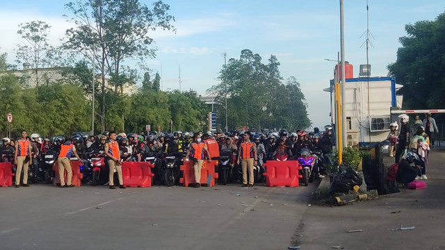 Antrean motor menuju Pelabuhan Ciwandan, Cilegon, Banten, Minggu (7/4/2024). Foto: kumparan