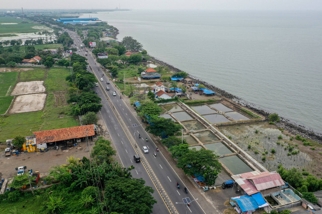 Foto udara jalur Pantura yang melintasi bibir pantai di Indramayu, Jawa Barat, Sabtu (6/4/2024). Foto: Bayu Pratama S/ANTARA FOTO