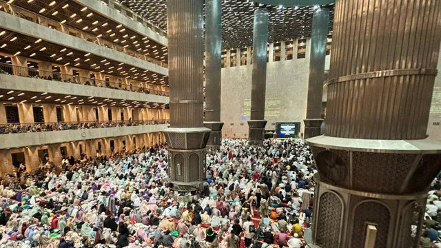 Umat Muslim saat mengikuti Itikaf di Masjid Istqlal, Jakarta, Minggu (7/4/2024) dini hari. Foto: Ema Fitriyani/kumparan