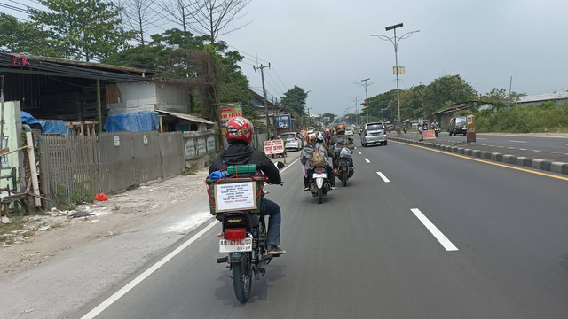 Suasana mudik Lebaran 2024 di Jalur Pantura, Sabtu (6/4/2024). Foto: Agaton Kenshanahan/kumparan