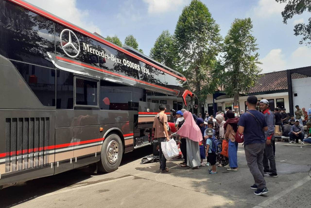 TermSejumlah pemudik menunggu keberangkatan di Terminal Poris, Tangerang, Minggu (7/4/2024). Foto: Dok. Istimewa