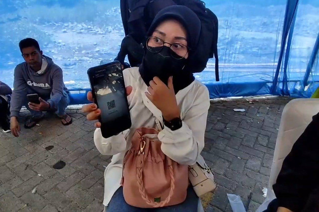 Pemudik gagal pulang kampung akibat beli tiket calo di Pelabuhan Ciwandan, Minggu (7/4/2024) Foto: Dok kumparan