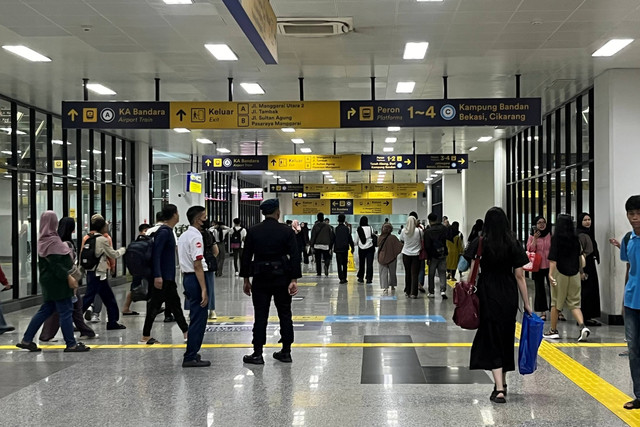 Stasiun Manggarai pada pukul 16.57 WIB, Minggu (7/4/2024) Foto: Widya Islamiati/kumparan