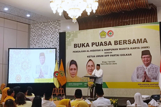 Ketua Umum Partai Golkar, Airlangga Hartarto dalam acara "Buka Puasa Bersama Pengajian Al-Hidayah & Himpunan Wanita Karya (HWK) di Hotel Le Meridien, Jakarta, Minggu (7/4/2024) Foto: Zamachsyari/kumparan