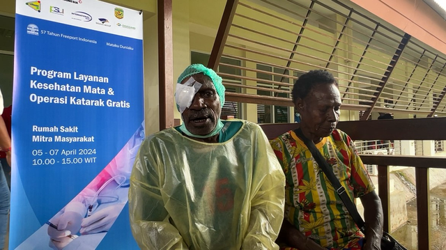 Yakobus Umapi (61), warga Kampung Nayaro, Distrik Mimika Baru, Kabupaten Mimika usai menjalani operasi katarak program Bakti Sosial memperingati HUT PTFI ke-57 di Rumah Sakit Mitra Masyarakat (RSMM), Jumat (5/4/2024). Foto: Dok. Freeport Indonesia