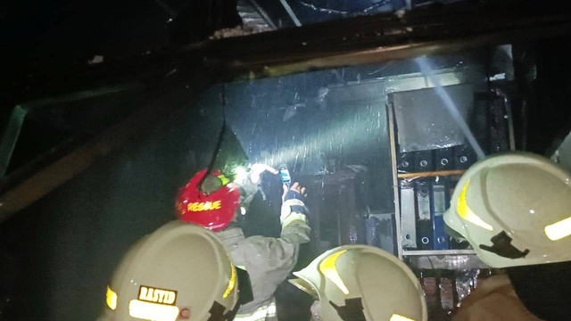 Petugas kebakaran memeriksa gedung LBH Jakarta yang terbakar di Jakarta, Minggu (7/4/2024) Foto: Fadlan Fahmi/kumparan
