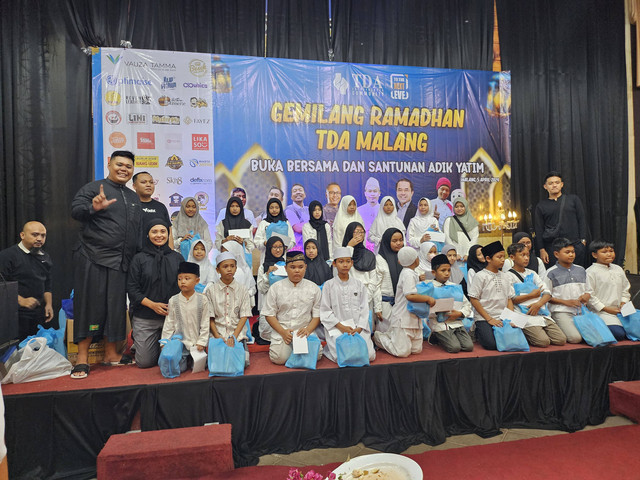 TDA Malang Bagikan Baju Gratis dan Santunan 150 Anak Yatim