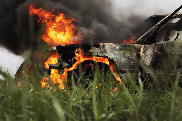 Ilustrasi mobil terbakar imbas kecelakaan. Foto: Shutterstock