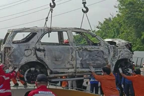 Kondisi kendaraan usai kecelakaan di Tol Jakarta-Cikampek KM 58, Karawang, Senin (8/4/2024). Foto: Dok. Istimewa